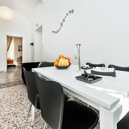 Apartment Black & White * Rom
