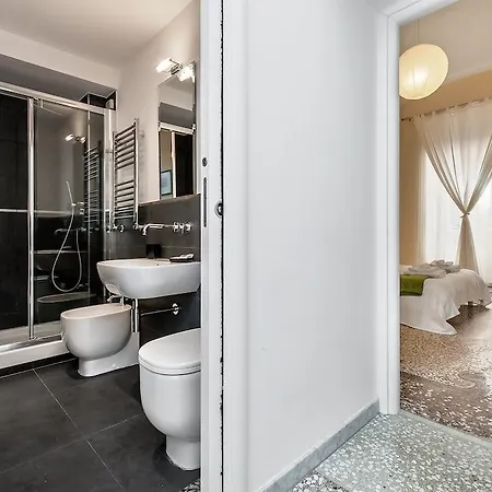 Apartment Black & White * Rom